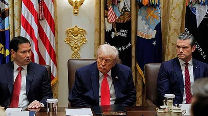 WATCH: Trump ‘struggles to stay awake’ during cabinet meeting